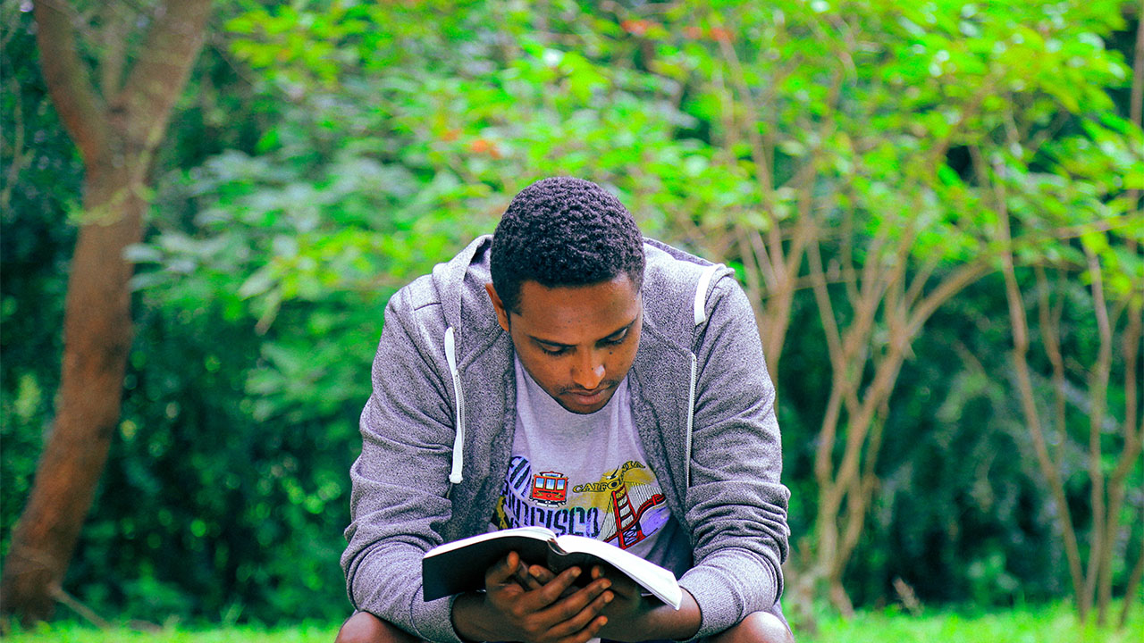 Interagir avec la parole de Dieu dans un monde hyperactif