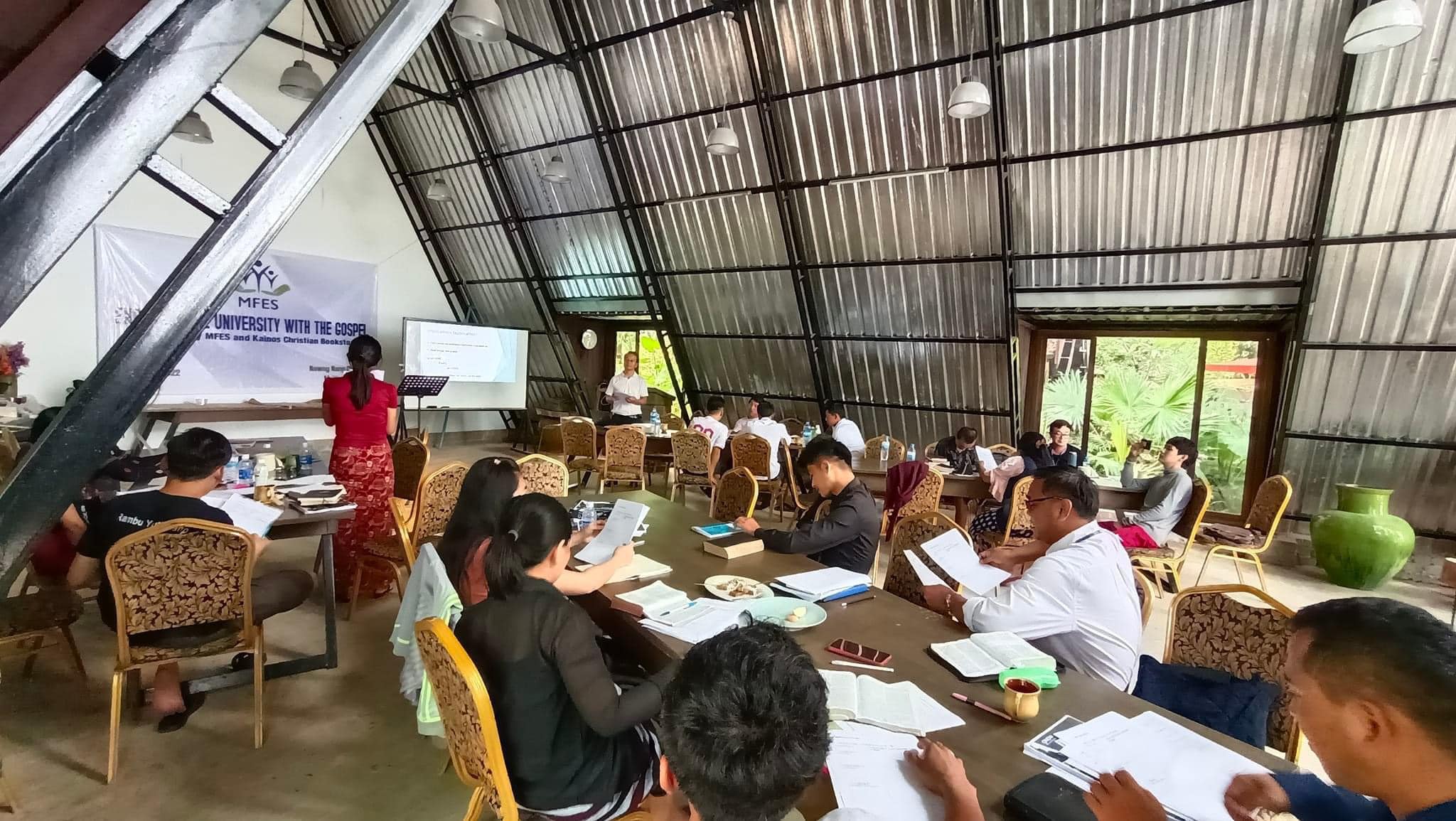 Néanmoins Dieu est à l’œuvre